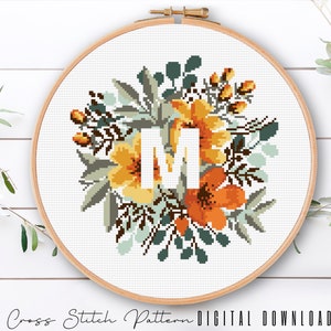 Letra floral M, padrão de alfabeto em ponto cruz, monograma com flor, amostra de ponto cruz contado, bordado inicial, download digital PDF