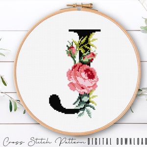 Letra floral J, padrão de alfabeto em ponto cruz, monograma com flor, amostrador de ponto cruz contado, bordado inicial, download digital PDF