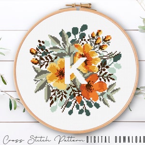 Letra floral K, padrão de alfabeto em ponto cruz, monograma com flor, amostrador de ponto cruz contado, bordado inicial, download digital PDF