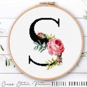 Letra floral S, padrão de alfabeto em ponto cruz, monograma com flor, amostrador de ponto cruz contado, bordado inicial, download digital PDF