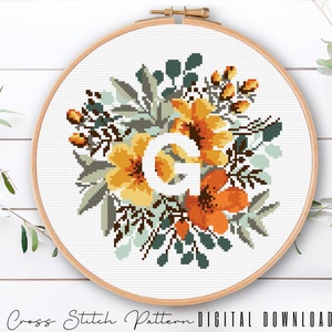Letra floral G, padrão de alfabeto em ponto cruz, monograma com flor, amostrador de ponto cruz contado, bordado inicial, download digital PDF