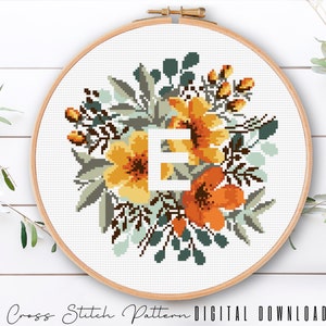 Letra floral E, padrão de alfabeto em ponto cruz, monograma com flor, amostrador de ponto cruz contado, bordado inicial, download digital PDF
