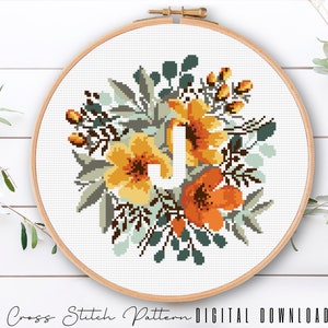 Letra floral J, padrão de alfabeto em ponto cruz, monograma com flor, amostrador de ponto cruz contado, bordado inicial, download digital PDF