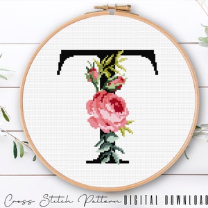 Letra floral T, padrão de alfabeto em ponto cruz, monograma com flor, amostrador de ponto cruz contado, bordado inicial, download digital PDF