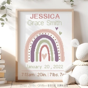 Puede incluir: Patrón de punto de cruz con un arcoíris con un corazón en el centro. El arcoíris está en tonos de rosa, morado, verde y marrón. El texto "JESSICA Grace Smith" está en la parte superior del patrón, y el texto "January 20, 2022 7:13am 20in. 7 lbs. 7" está en la parte inferior.