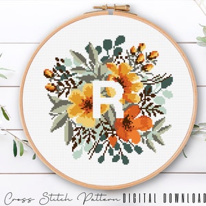 Letra floral R, padrão de alfabeto em ponto cruz, monograma com flor, amostrador de ponto cruz contado, bordado inicial, download digital PDF