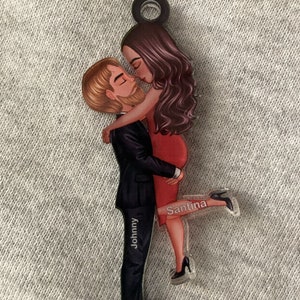 Adorno colgante de coche Regalo para pareja Adorno personalizado para abrazar a la pareja de muñecas, aniversario Día de San Valentín para él novio marido imagen 2
