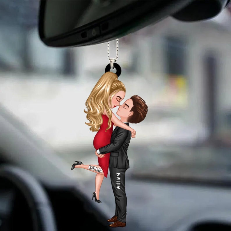 Adorno colgante de coche Regalo para pareja Adorno personalizado para abrazar a la pareja de muñecas, aniversario Día de San Valentín para él novio marido imagen 1