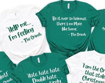 Puede incluir: Un conjunto de diez camisetas verdes y blancas con diferentes citas del Grinch impresas en ellas. Las camisetas están dispuestas en círculo con el texto "THE T-SHIRT COLOR IS KELLY GREEN" en la parte inferior.
