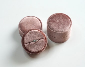 Caja redonda de terciopelo malva para anillos
