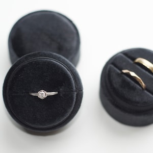Rond zwart fluwelen ringendoosje
