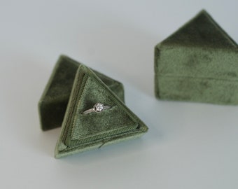 Caja para anillos de terciopelo triangular verde militar