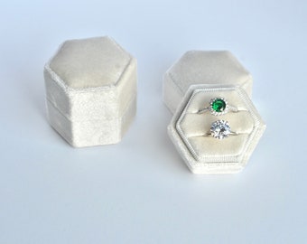 Caja de terciopelo hexagonal color marfil para anillos de compromiso y propuestas.