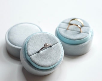 Caja redonda de terciopelo azul bebé para anillos