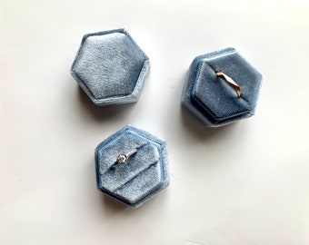 Caja hexagonal para anillos de terciopelo azul pastel