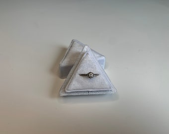 Pearl White Triangle Velvet Ring Box