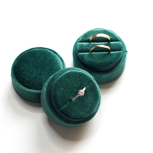 Round Dark Emerald Velvet Ring Box