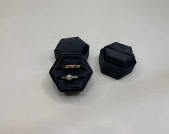Caja de terciopelo negro para anillos