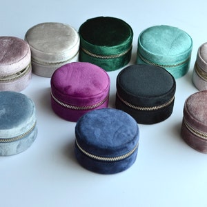 Boîte à bijoux ronde de luxe personnalisée, organisateur de bijoux en velours, étui de rangement en velours, cadeau pour elle, étui à bijoux de voyage, cadeau de demoiselles d'honneur, personnalisé