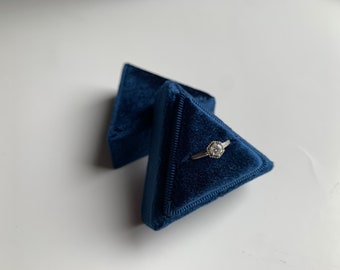 Caja para anillos de terciopelo triangular azul marino