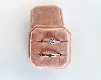 Caja para anillos de terciopelo rosa empolvado: Exhibidor de joyas octagonal hecho a mano, 2 compartimentos