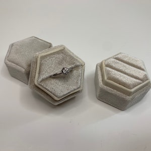 Boîte à bagues hexagonale beige en velours