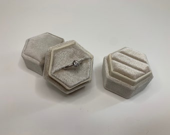 Caja para anillos de terciopelo hexagonal beige