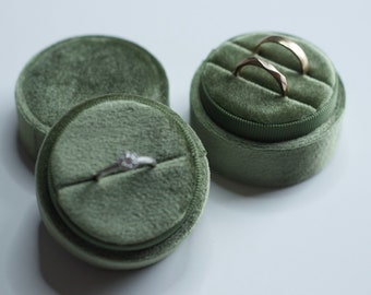 Caja redonda de terciopelo verde militar para anillos