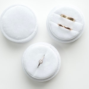 Round Pearl White Velvet Ring Box