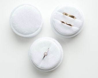 Caja redonda de terciopelo blanco perla para anillos