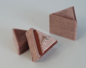Caja para anillos de terciopelo triangular malva