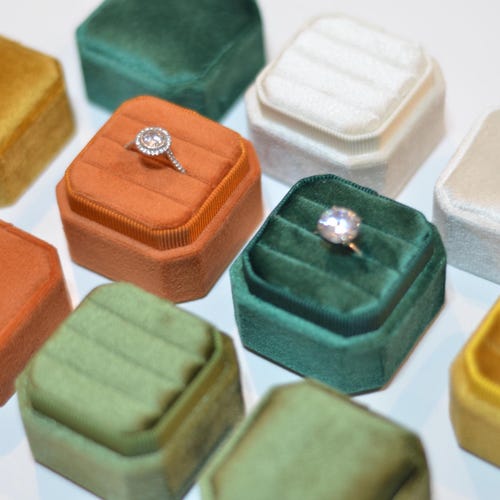 Boîte de bagues triples en velours, 17 couleurs, demande de fiançailles, mariage, cadeau de demoiselle d'honneur, personnalisé, 3 emplacements