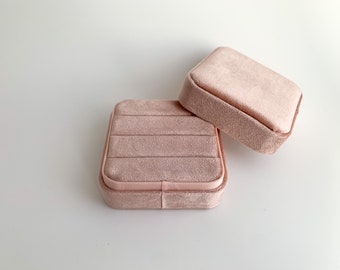 Caja de almacenamiento de joyas de terciopelo para viajes en color rosa empolvado
