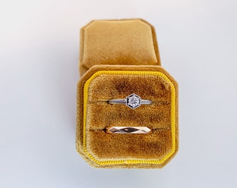 Caja de terciopelo vintage para anillos: octogonal, color amarillo mostaza, con dos ranuras.