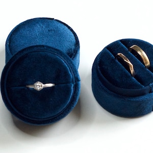 Rond marineblauw fluwelen ringendoosje