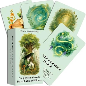 Könnte beinhalten: Ein Orakelkarten-Deck mit einem skurrilen Design. Die Box zeigt eine Katze mit einem grünen Zaubererhut, und die Karten zeigen Illustrationen zum Thema Natur in Grün- und Goldtönen. Der Text auf der Box lautet "Die geheimnisvolle Botschaft der Wildnis."