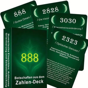 Könnte beinhalten: Ein Kartendeck mit dunkelgrünem Hintergrund und weißen Mondsicheln. Die Schachtel zeigt die Zahl 888 und den Text Botschaften aus dem Zahlen-Deck. Die einzelnen Karten zeigen Zahlen wie 888, 2828, 3030 und 2323 mit deutschem Text.
