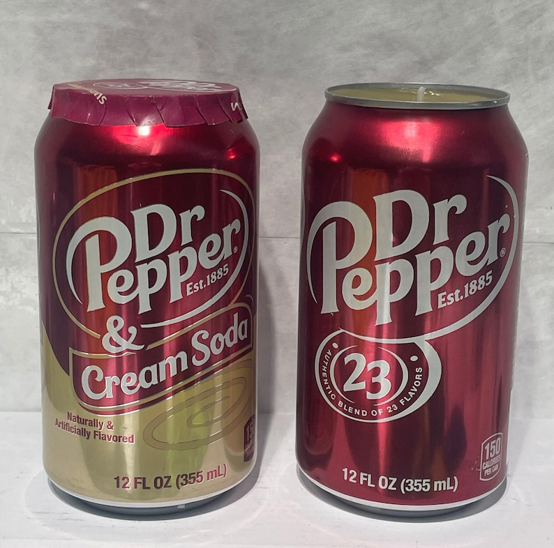 Pu&ograve; includere: Due lattine da 355 ml di Dr Pepper e Cream Soda, di colore rosso e oro. La lattina a sinistra dice "Dr Pepper & Cream Soda" e la lattina a destra dice "Dr Pepper" con il logo dei 23 gusti.