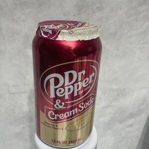Pu&ograve; includere: Una lattina di alluminio rossa e dorata di Dr Pepper & Cream Soda. La lattina contiene 355 ml.