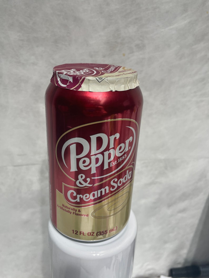 Pu&ograve; includere: Una lattina di alluminio rossa e dorata di Dr Pepper & Cream Soda. La lattina contiene 355 ml.