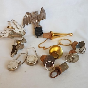 Lot Vintage Flaschenausgießer, Korken und Flaschenverschlüsse.