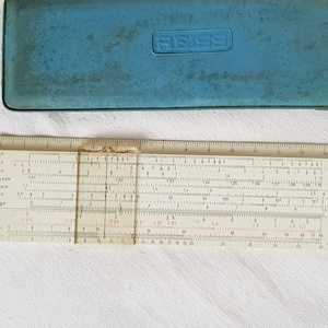 Taschenrechenschieber REISS darmstadt. Vintage mini Logarythmische Skala. Technischer Taschenrechner. Hergestellt in DDR, Deutschland.