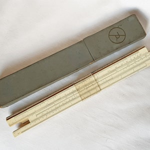 Vintage Rechenschieber, hergestellt in der UdSSR, 1970er Jahre. Technischer Taschenrechner.