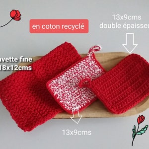 Peut inclure: Trois torchons en crochet rouge en coton recyclé. Le plus grand torchon mesure 18x12 cm, le torchon moyen mesure 13x9 cm et le plus petit torchon mesure 13x9 cm. Le plus petit torchon est double épaisseur.
