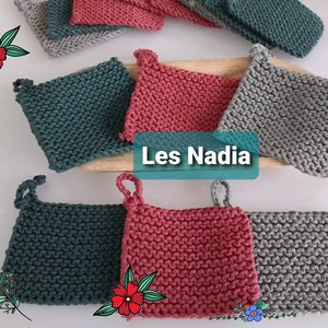 Op de afbeelding: Een set van zes gebreide ovenwanten in groen, grijs en roze. De ovenwanten hebben een lus om ze op te hangen. De tekst "Les Nadia" is zichtbaar in de afbeelding.