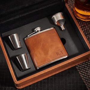 Personalised Deluxe Tan Leather Hip Flask Gift Set – Engraved Flask for Him – Groomsmen, Birthday, Father’s Day, Wedding Gift