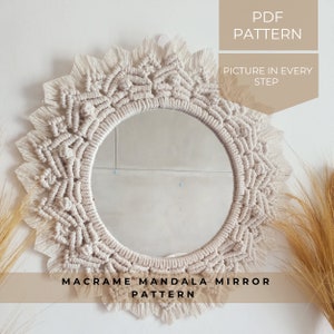 Puede incluir: Un patrón de espejo mandala de macramé beige con un espejo redondo en el centro. El patrón está hecho con un cordón grueso y tiene una franja alrededor del borde. El texto "PDF PATTERN" está en la esquina superior derecha de la imagen. El texto "PICTURE IN EVERY STEP" está debajo del texto "PDF PATTERN". El texto "MACRAME MANDALA MIRROR PATTERN" está en la parte inferior de la imagen.