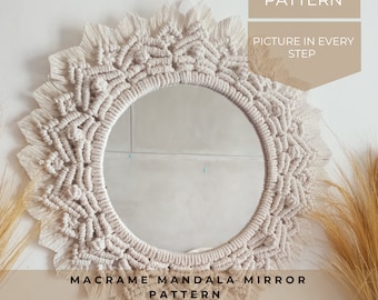 Peut inclure: Un motif de miroir mandala en macramé beige avec un miroir rond au centre. Le motif est réalisé avec un cordon épais et présente une frange autour du bord. Le texte "PDF PATTERN" est dans le coin supérieur droit de l'image. Le texte "PICTURE IN EVERY STEP" est sous le texte "PDF PATTERN". Le texte "MACRAME MANDALA MIRROR PATTERN" est en bas de l'image.