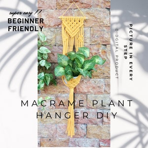 Könnte beinhalten: Ein gelber Makramee-Pflanzenhänger mit einer Pflanze in einem Topf, die daran hängt. Der Hänger ist mit einem einfachen Knotenmuster gearbeitet und hat oben eine Holzleiste. Der Text "super easy!! BEGINNER FRIENDLY" befindet sich auf der linken Seite des Bildes. Der Text "PICTURE IN EVERY STEP DIDGITAL PRODUCT" befindet sich auf der rechten Seite des Bildes. Der Text "MACRAME PLANT HANGER DIY" befindet sich am unteren Rand des Bildes.
