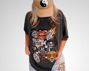 Camiseta con gráfico de tatuaje occidental: colores cómodos, diseño de calavera vaquera y dados en llamas, unisex, estilo vintage, talla extragrande.